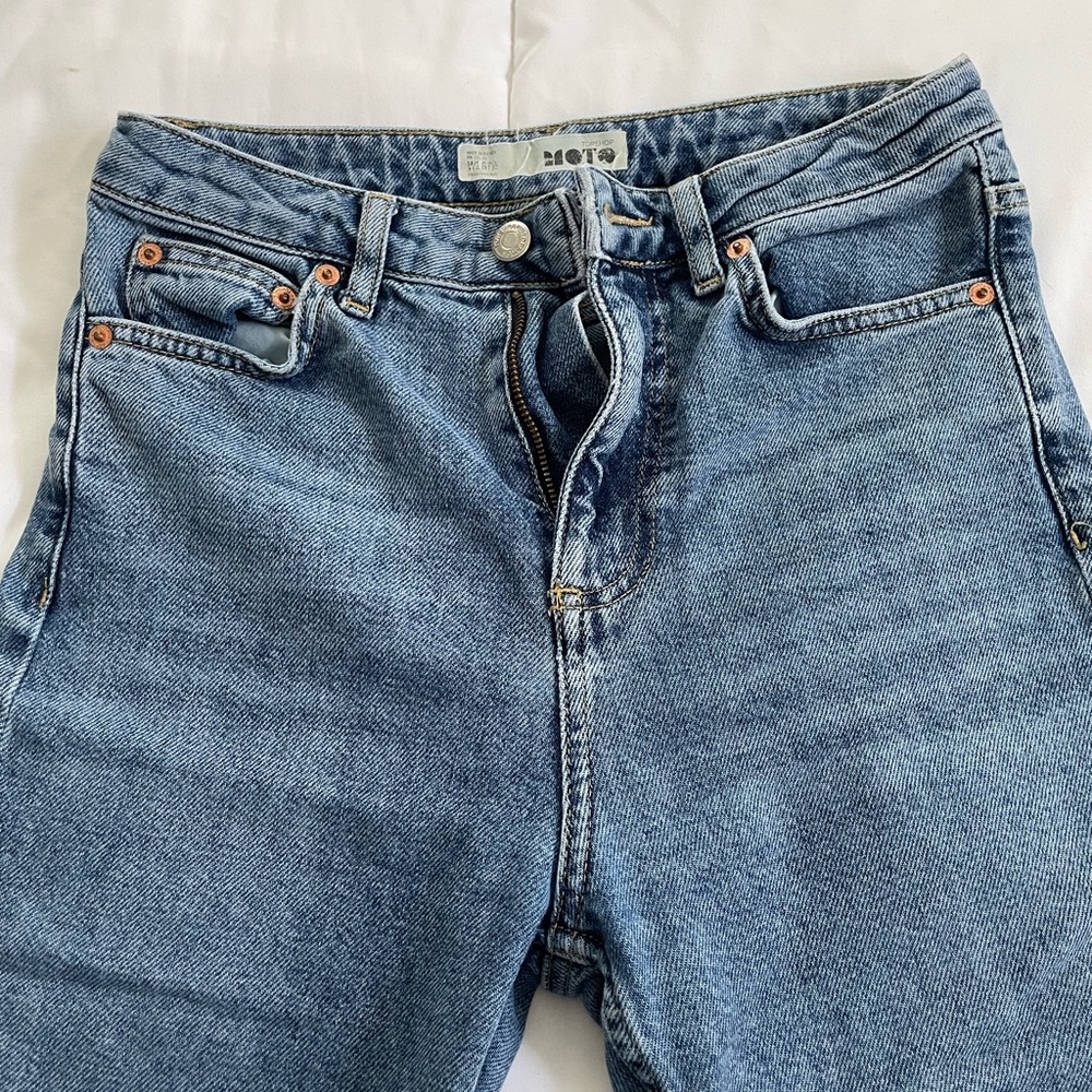 Blue jeans, straight leg
